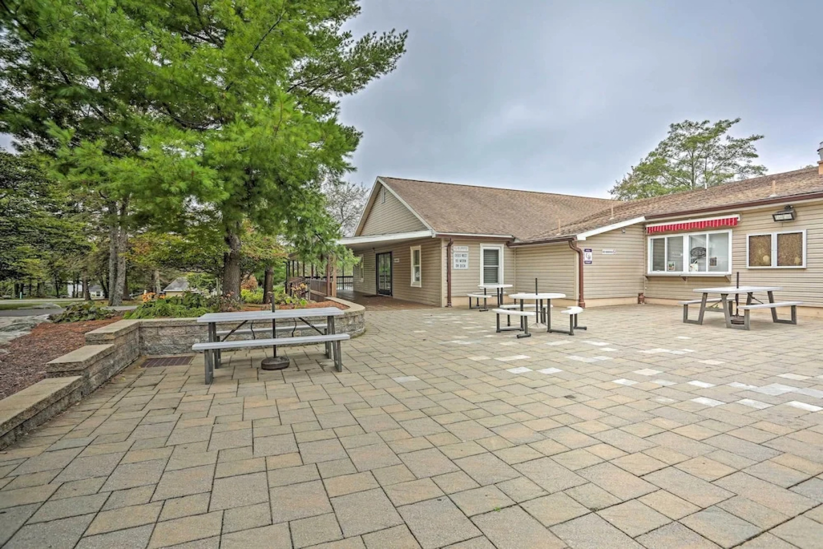 15 Mi to Camelback Ski Resort: Home w/ Deck!