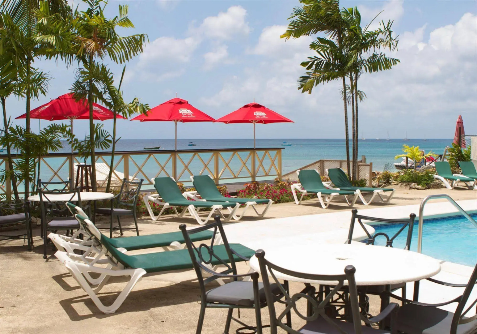 Tropical Sunset Beach Apartment Hotel