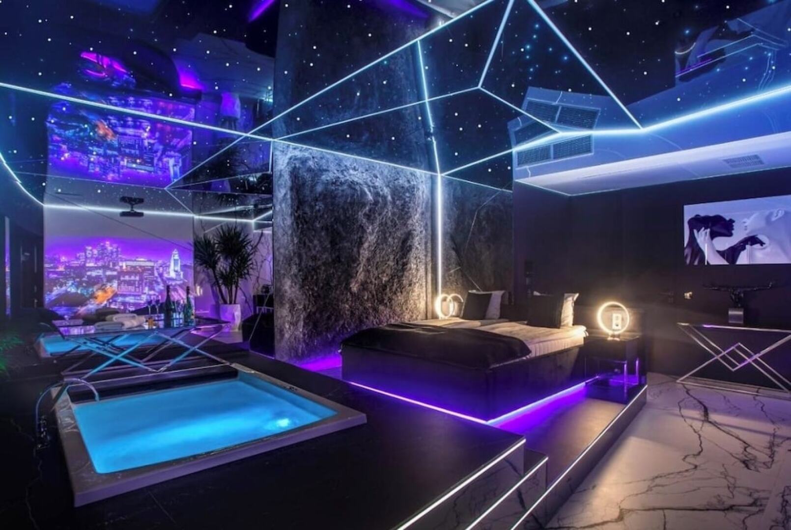 Apartments in Sky Tower with Bathtub near the window