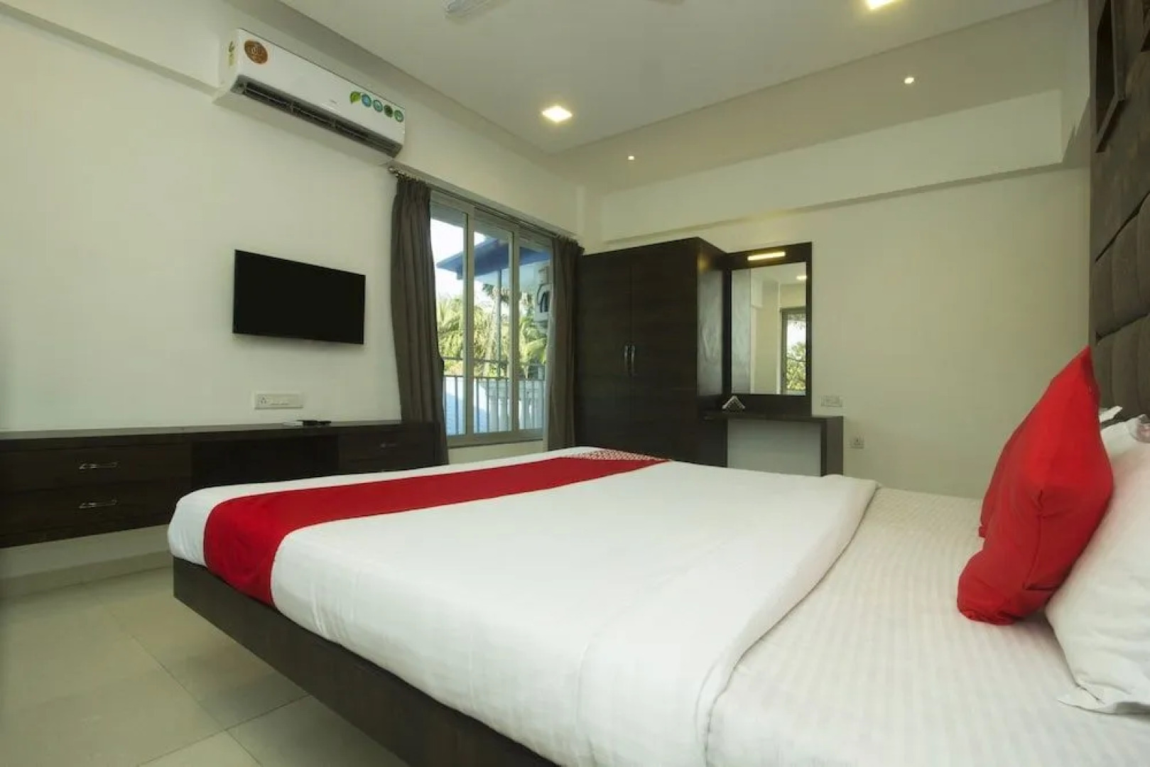 OYO 22919 Blue Roof Sea Side