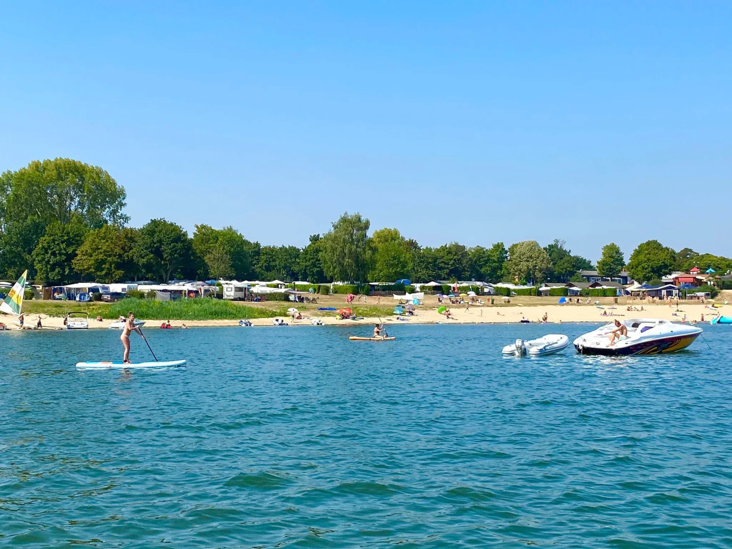 Wellness chalet with a sauna, in a holiday park directly on a recreational lake