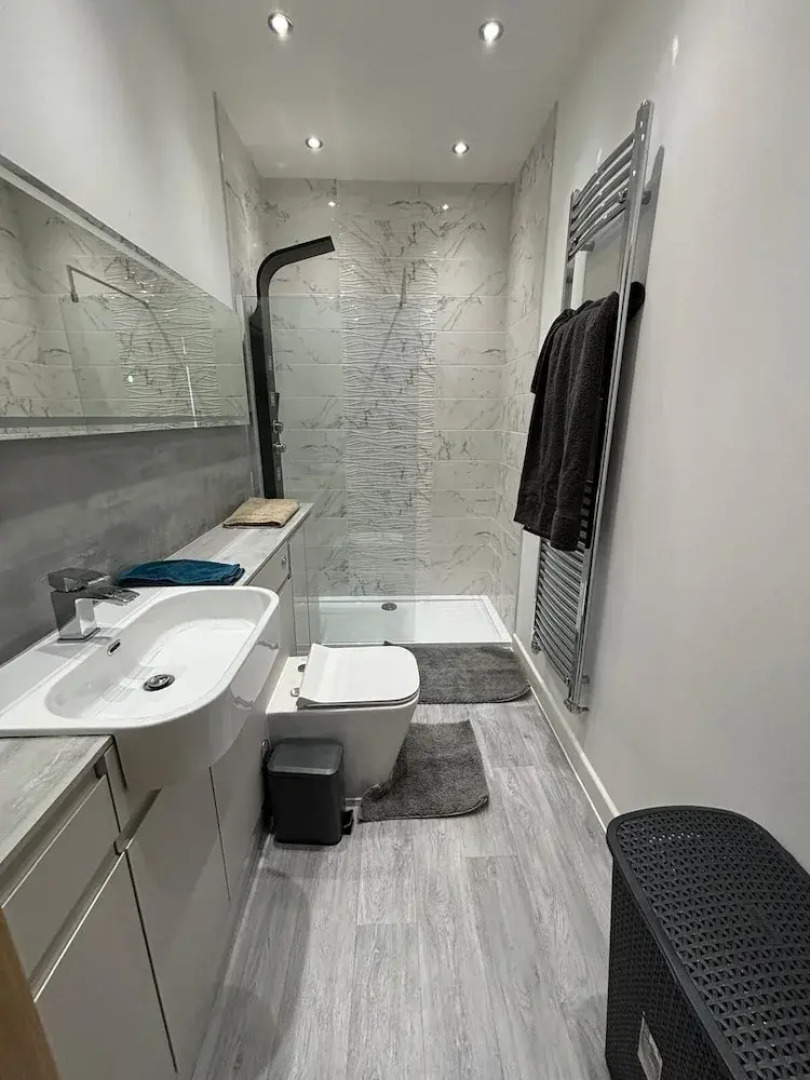 Exquisite Riverside Living in a Stunning Flat