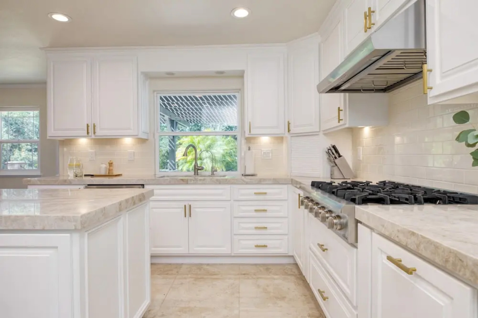 Burgundy by Avantstay Basketball Court Pool Hot Tub Outdoor Kitchen City Escape