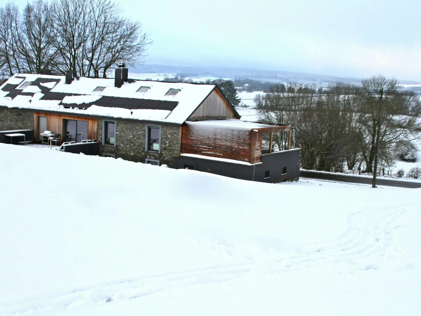 Luxury Cottage in Vaux-sur-Sure with Sauna and Jacuzzi