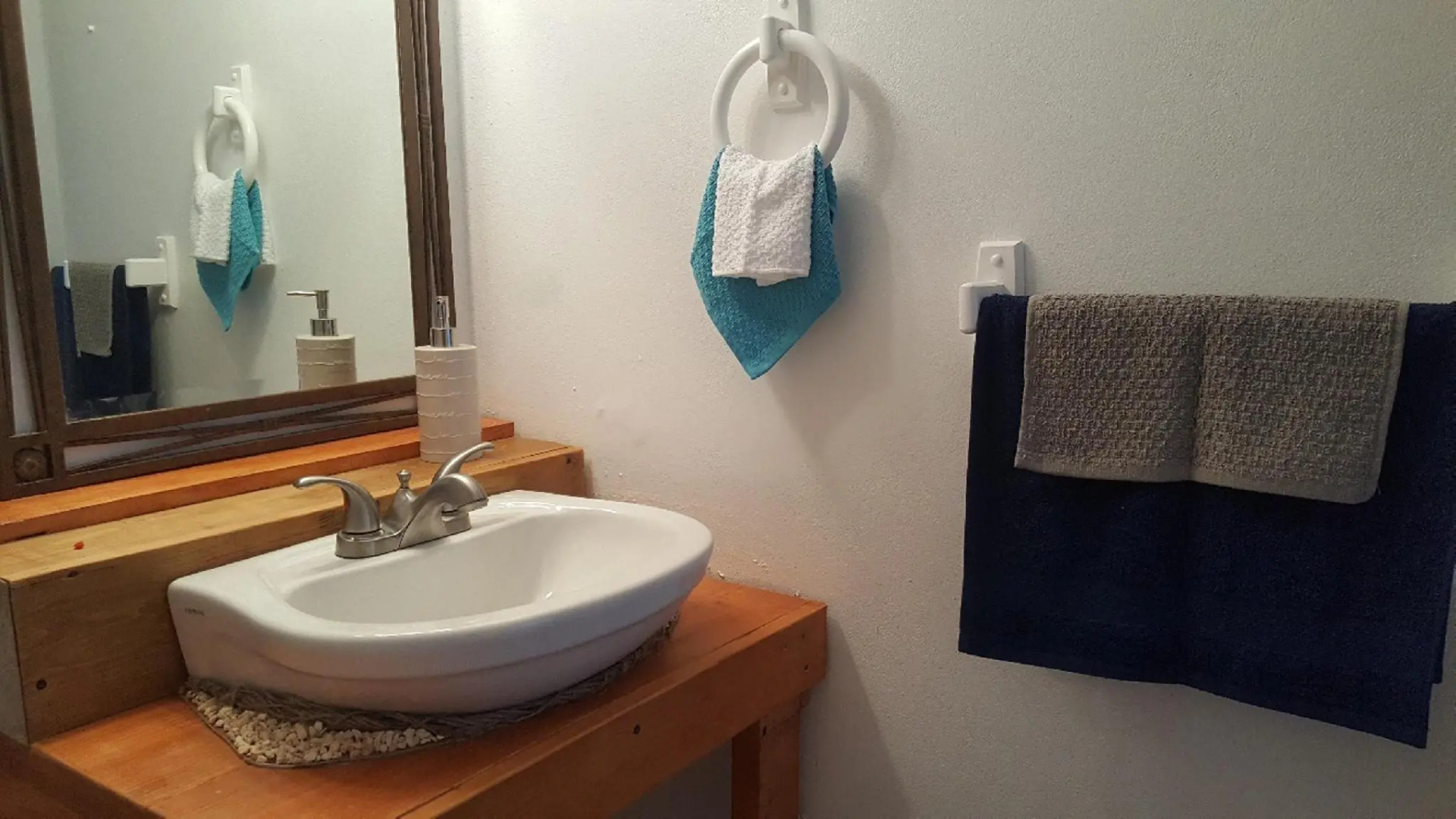 Breathtaking ocean view apt, steps from the beach!