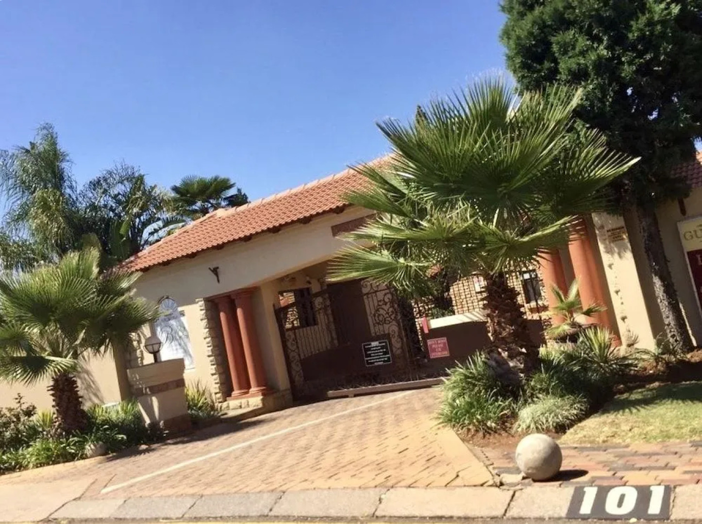 Le Cozmo Guest House