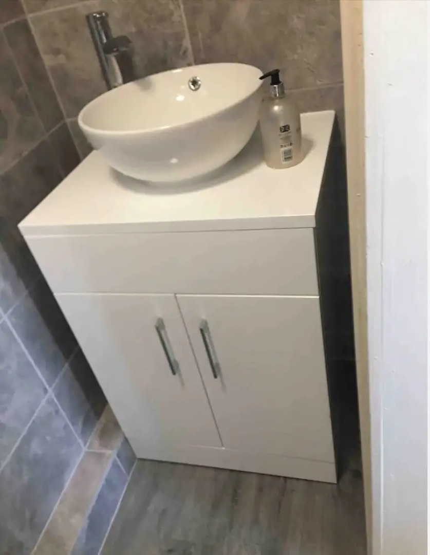 House - Sleeps 8 & On-site Parking