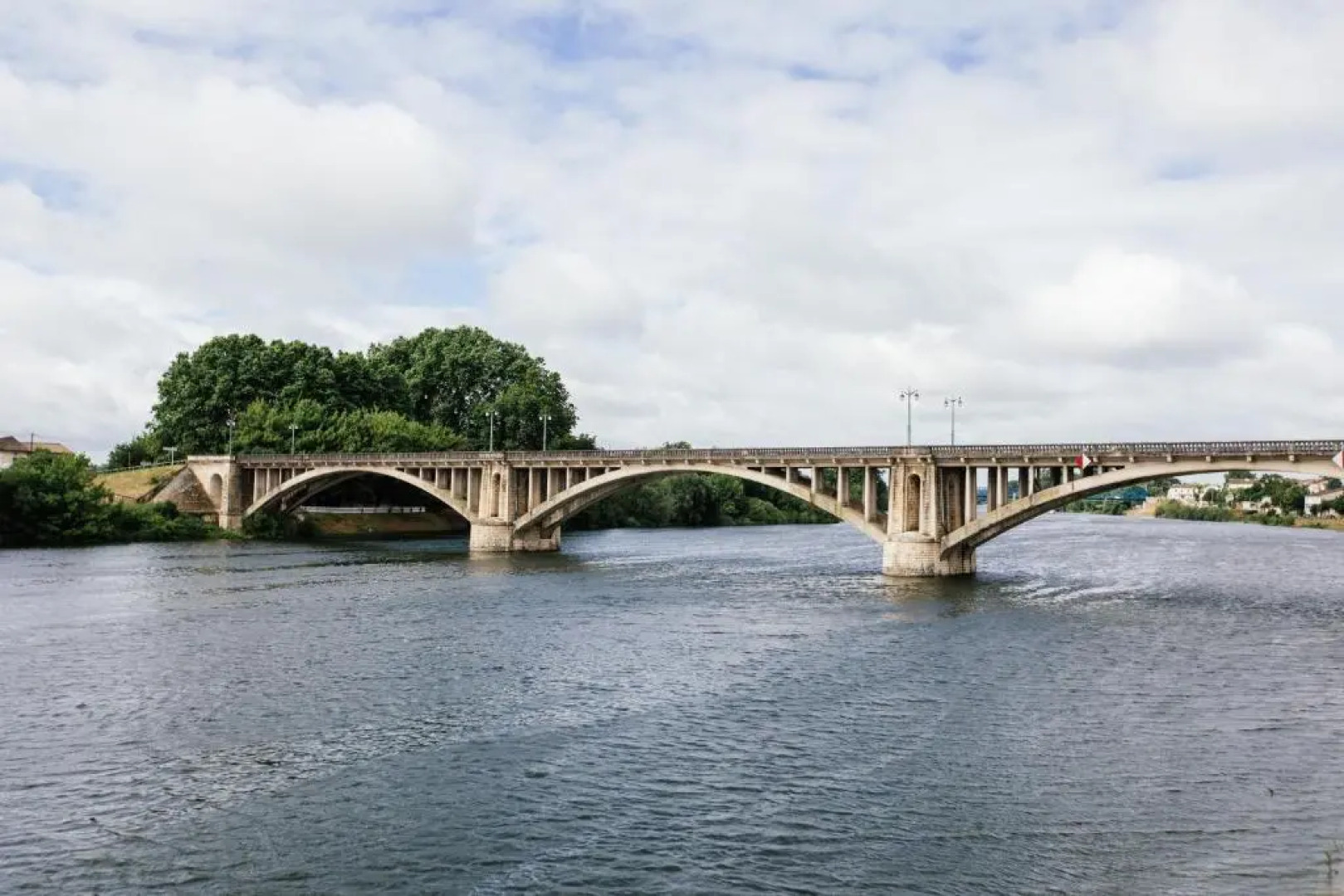 Appartement spacieux et lumineux avec climatisation et belle hauteur sous plafond - Halle 2EME