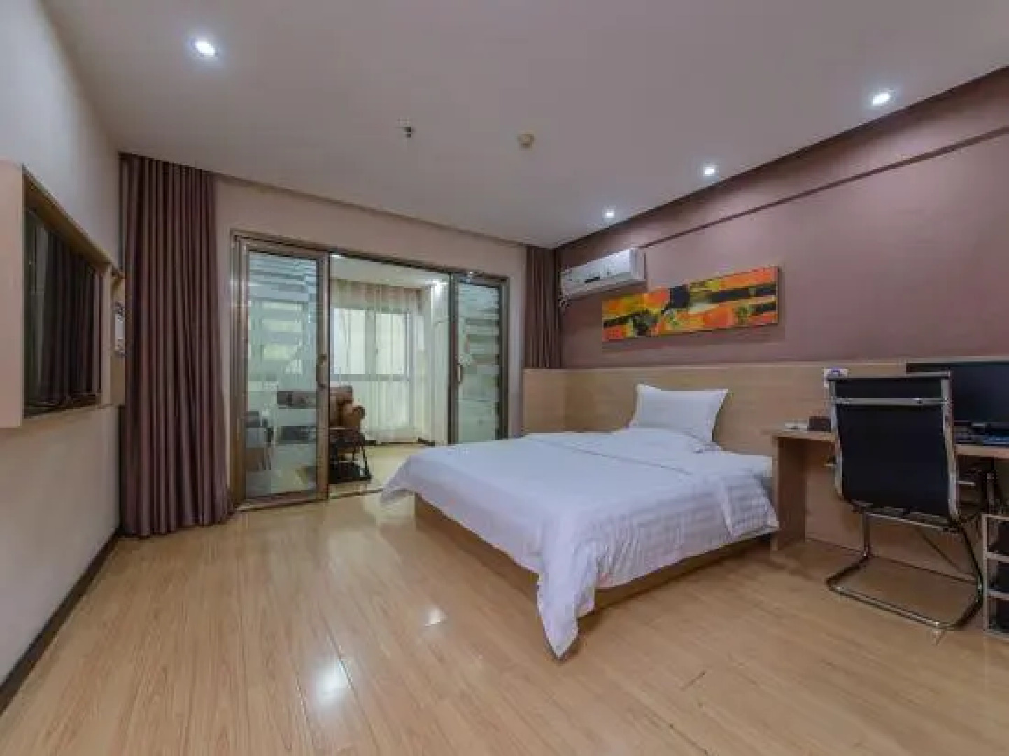 Pin Hotel (Yongzhou Lengshuitan Lingling Middle Road Jinshuiwan Square)