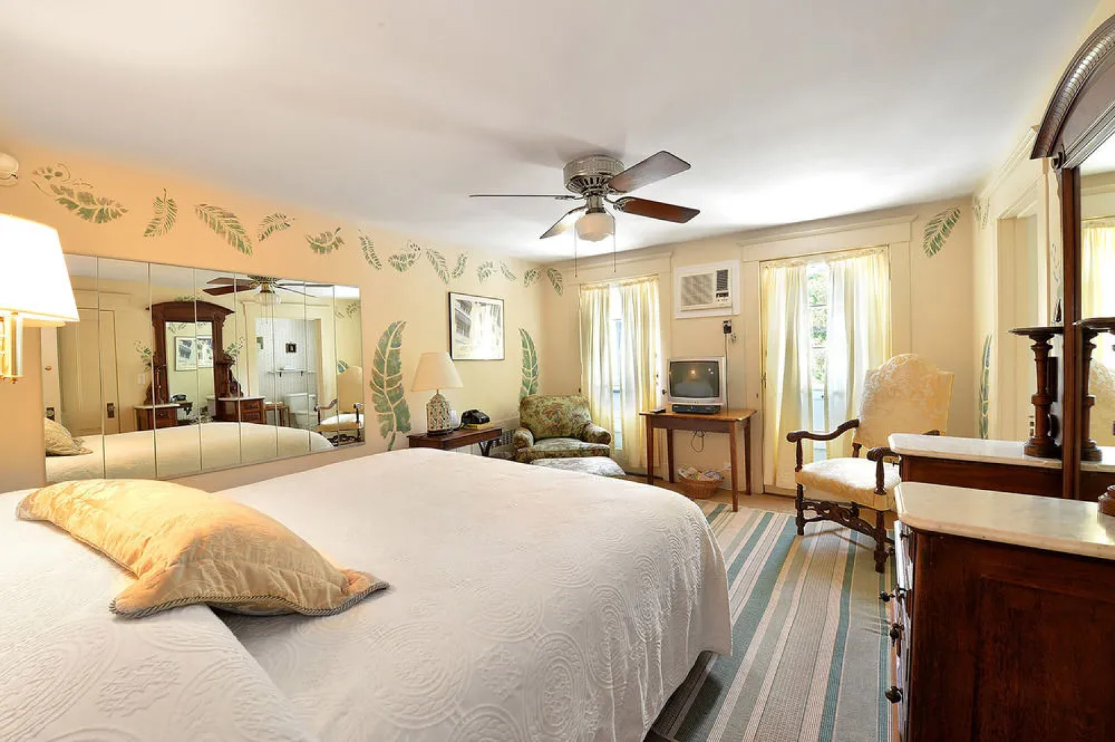 Village Latch Inn Hotel