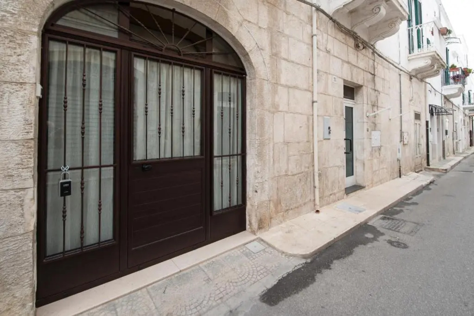 White House Flats & Studios