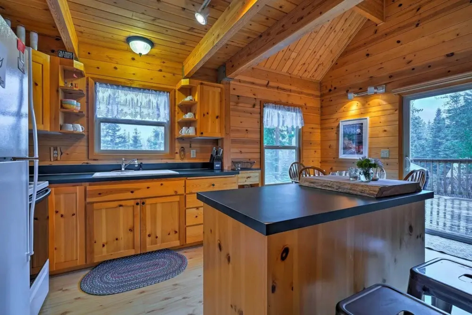 Leavenworth Cabin 3 Mi to Lake Wenatchee: Hot Tub!