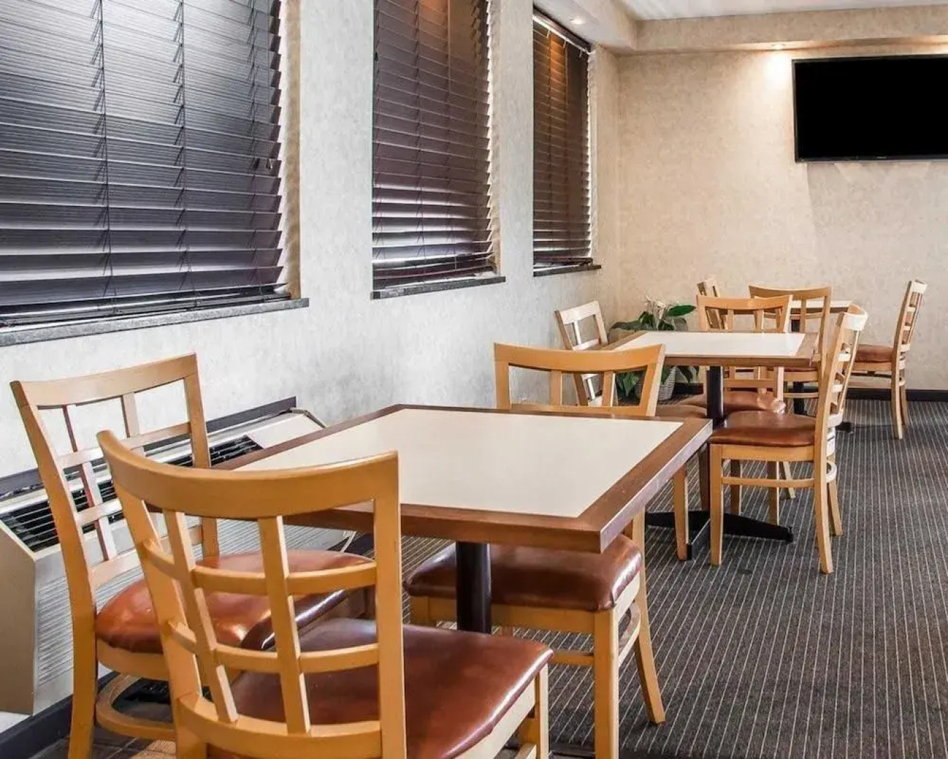 Econo Lodge Inn & Suites Outlet Village