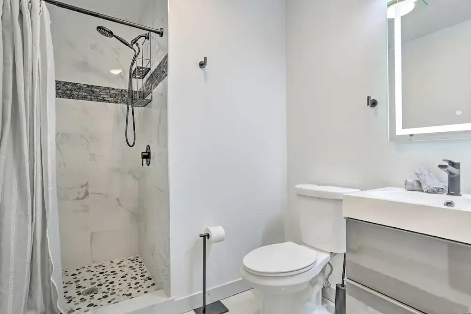 Luxury Home With Modern Finishes - Game Room & Hot Tub - Pocono Mountains 3 Bedroom Home by Redawning