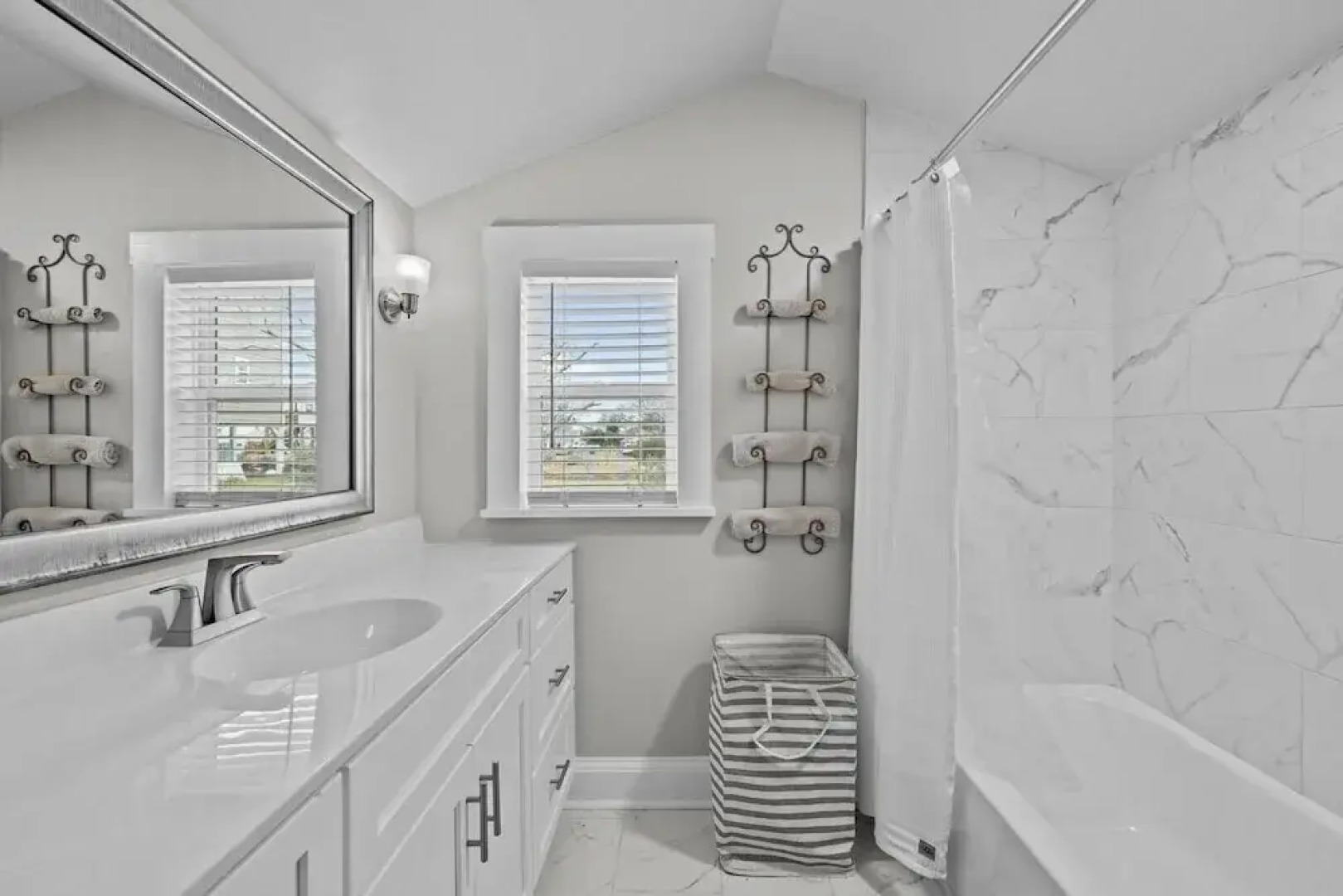 Conch's Point Cottage 2 Bedroom Home by RedAwning