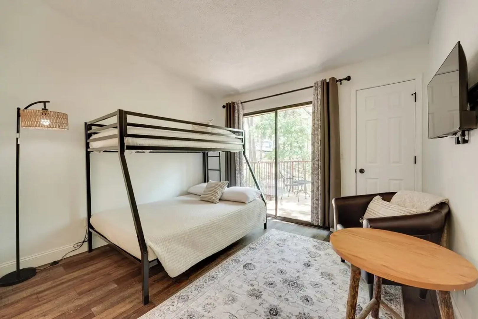 3 Mi to Table Rock Lake: Cozy Cabin in the Woods!