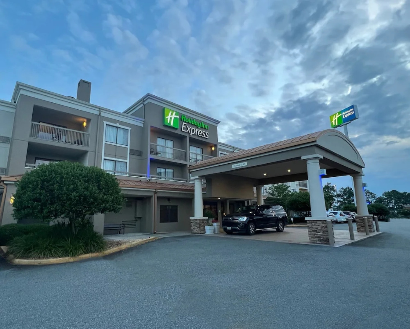 Tifton Inn & Suites