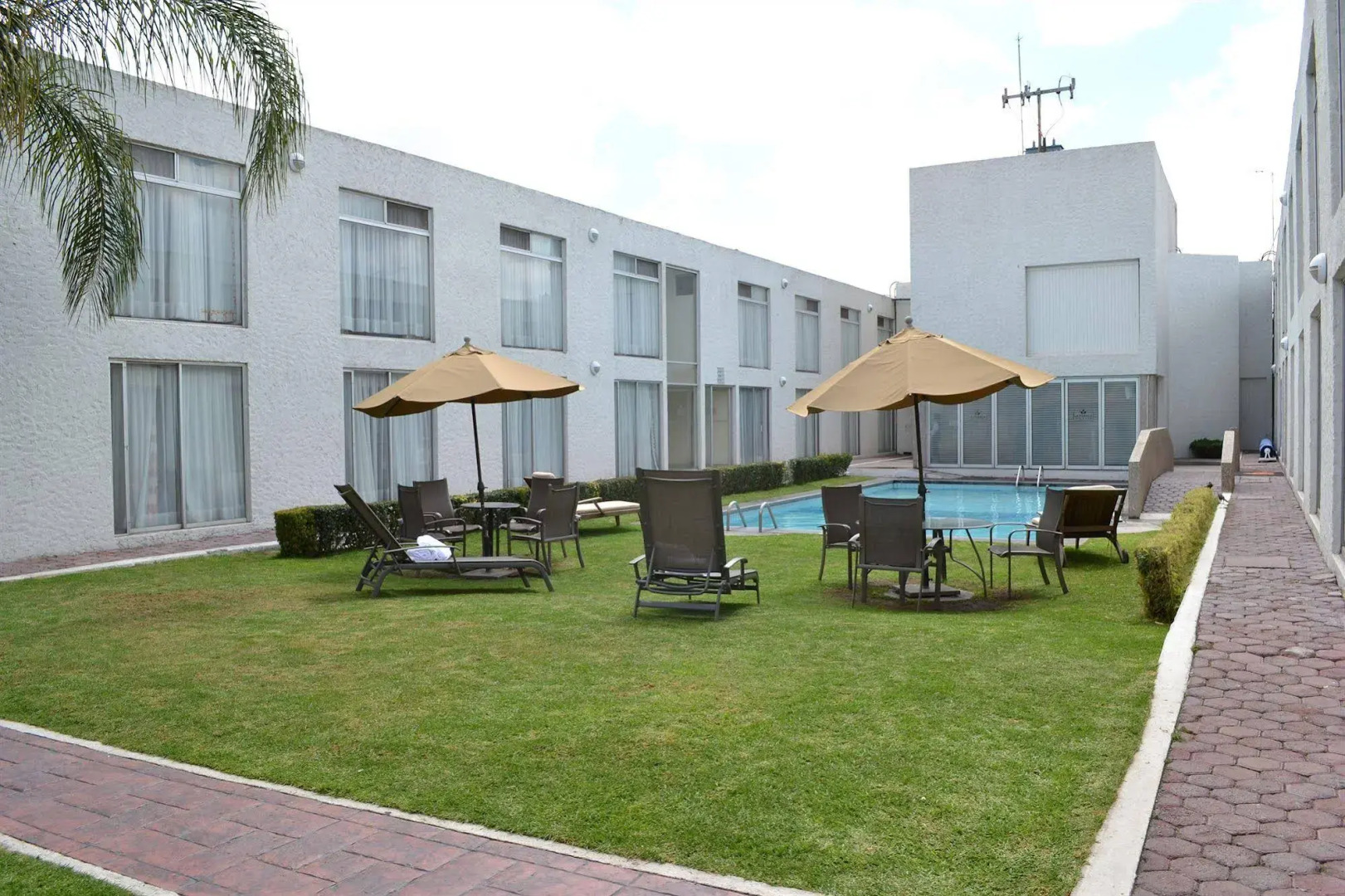 La Posada Hotel & Suites