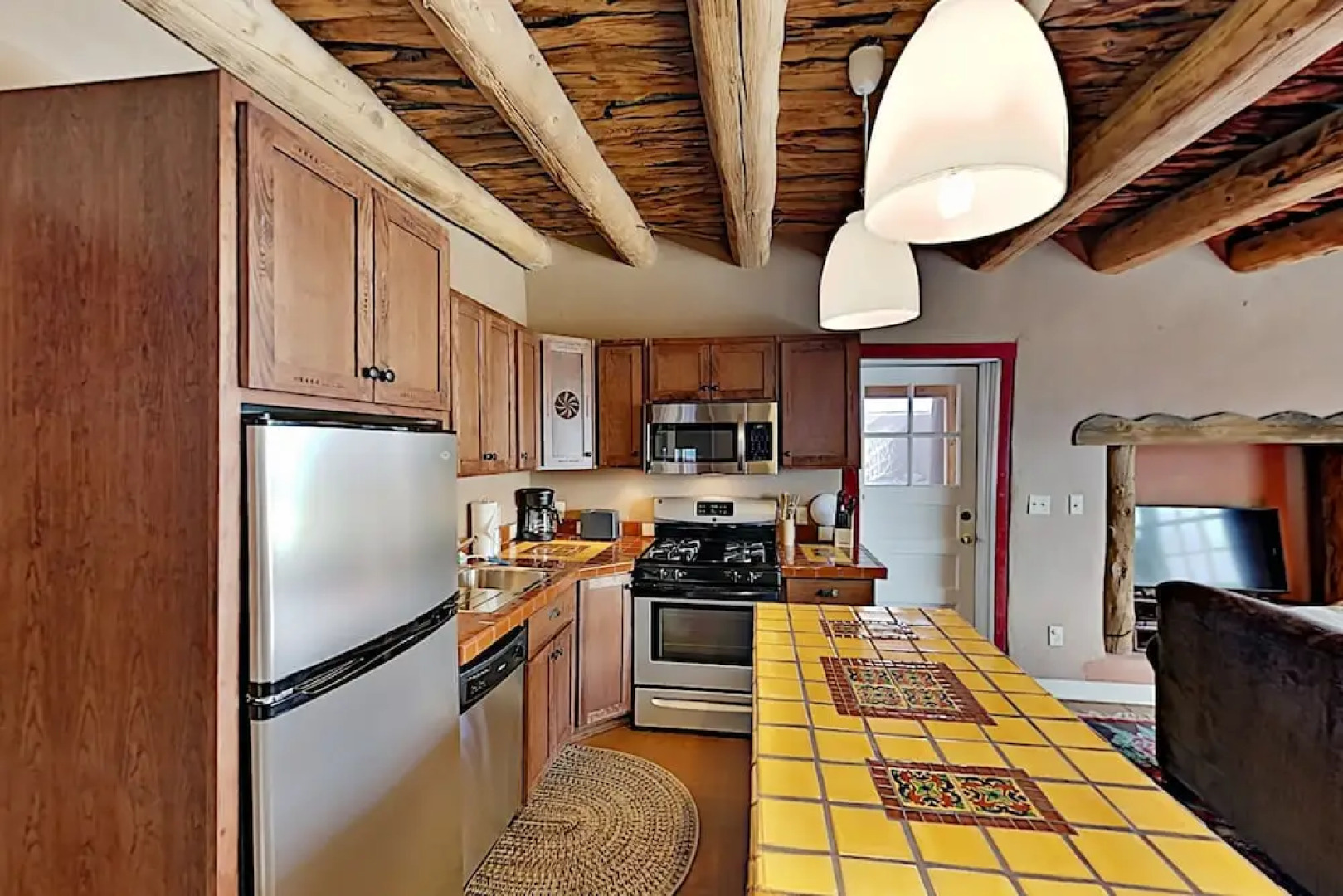 Gorgeous Suite: Full Kitchen, Jetted Tub & 2 Kivas 1 Bedroom Duplex