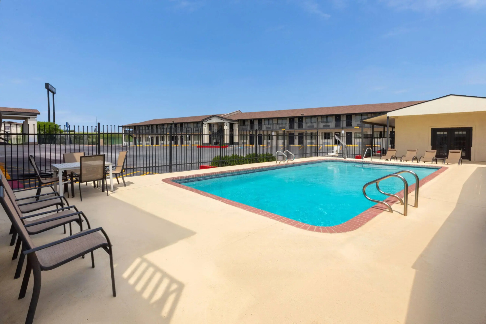 Super 8 by Wyndham Temple S. General Bruce