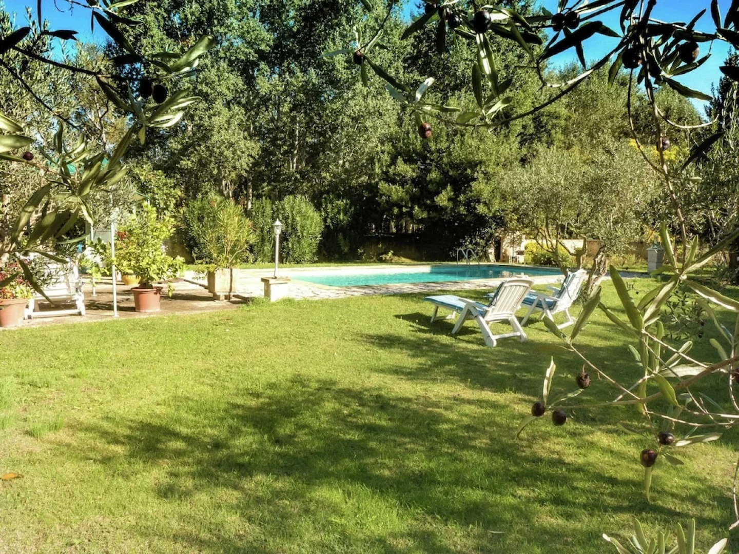 Attractive Villa in Roquemaure With Swimming Pool