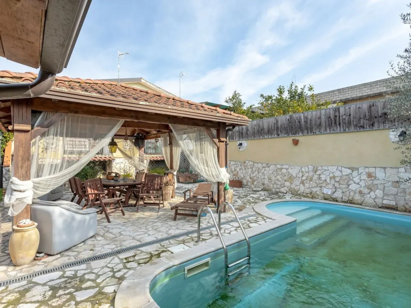 Luxurious Holiday Home in Napoli With Swimming Pool