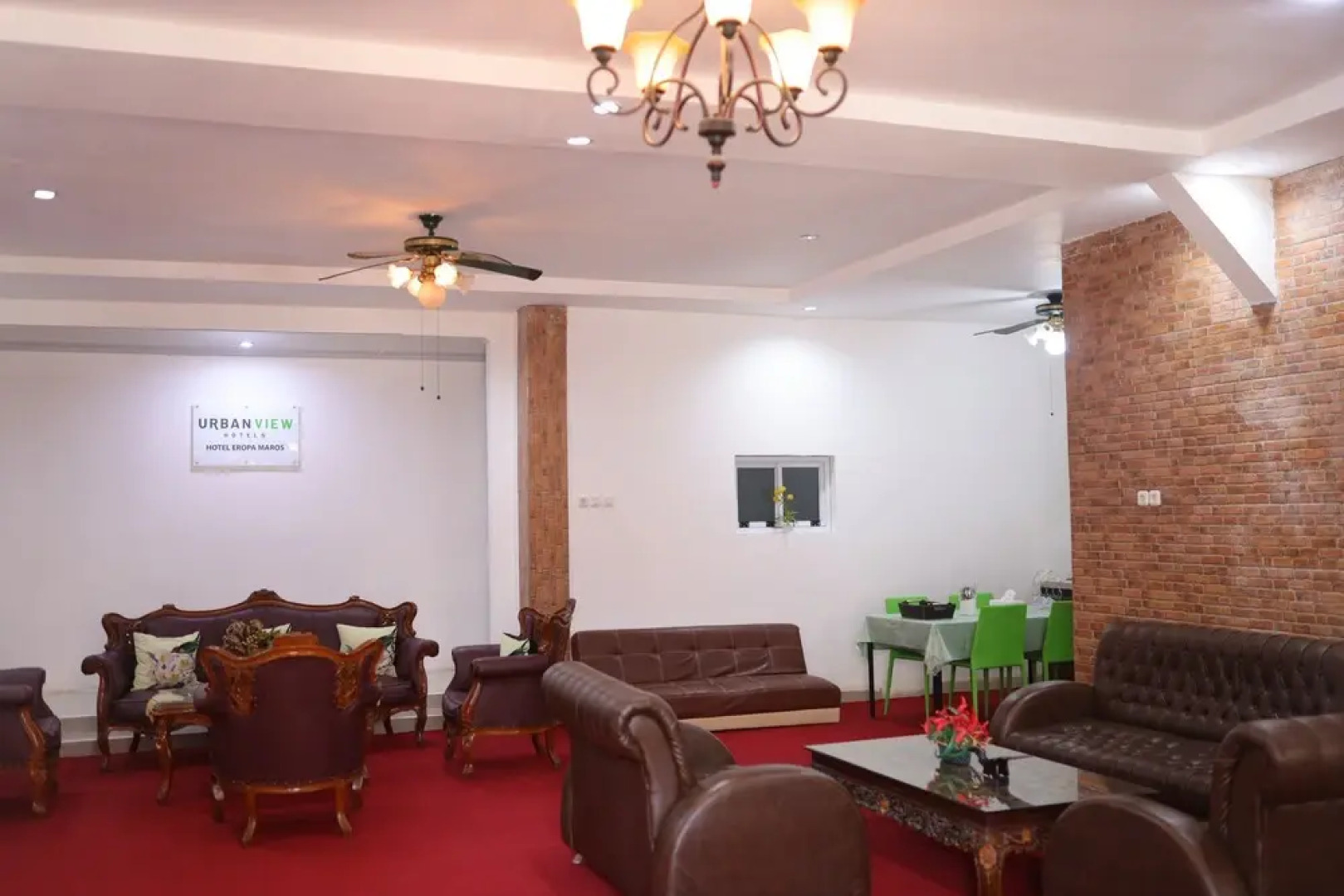 Urbanview Hotel Eropa Maros near Sultan Hasanuddin Airport by RedDoorz