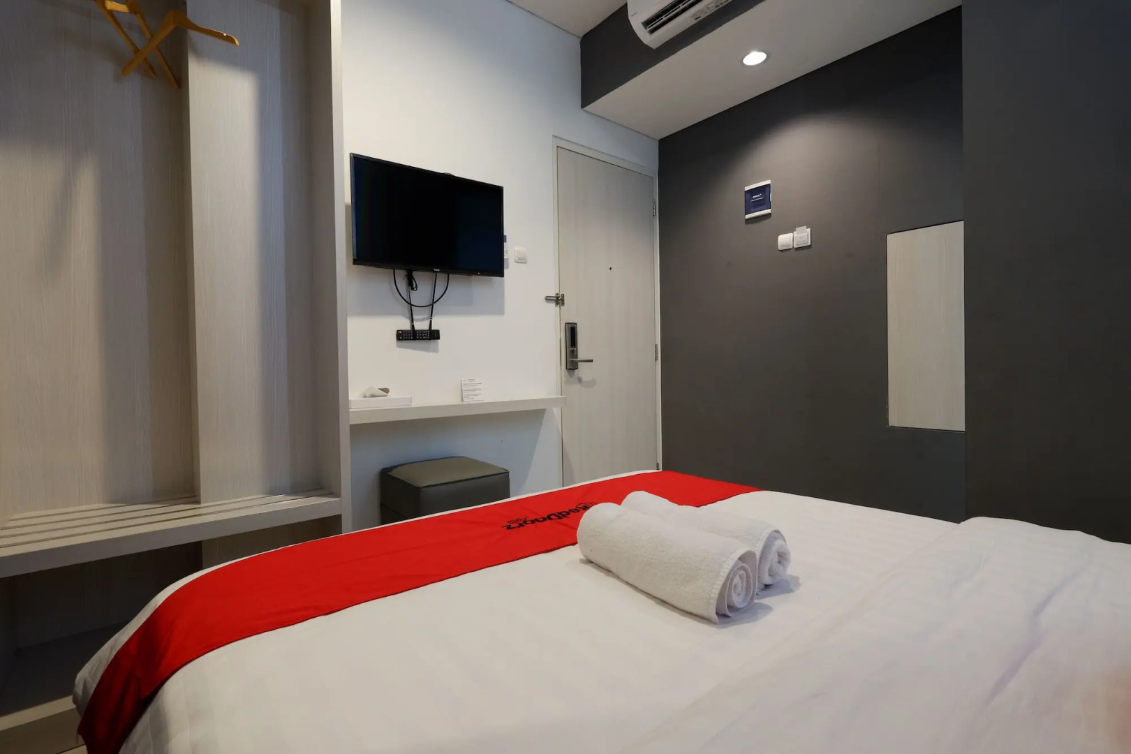 RedDoorz Plus near Ciputra Mall Simpang Lima