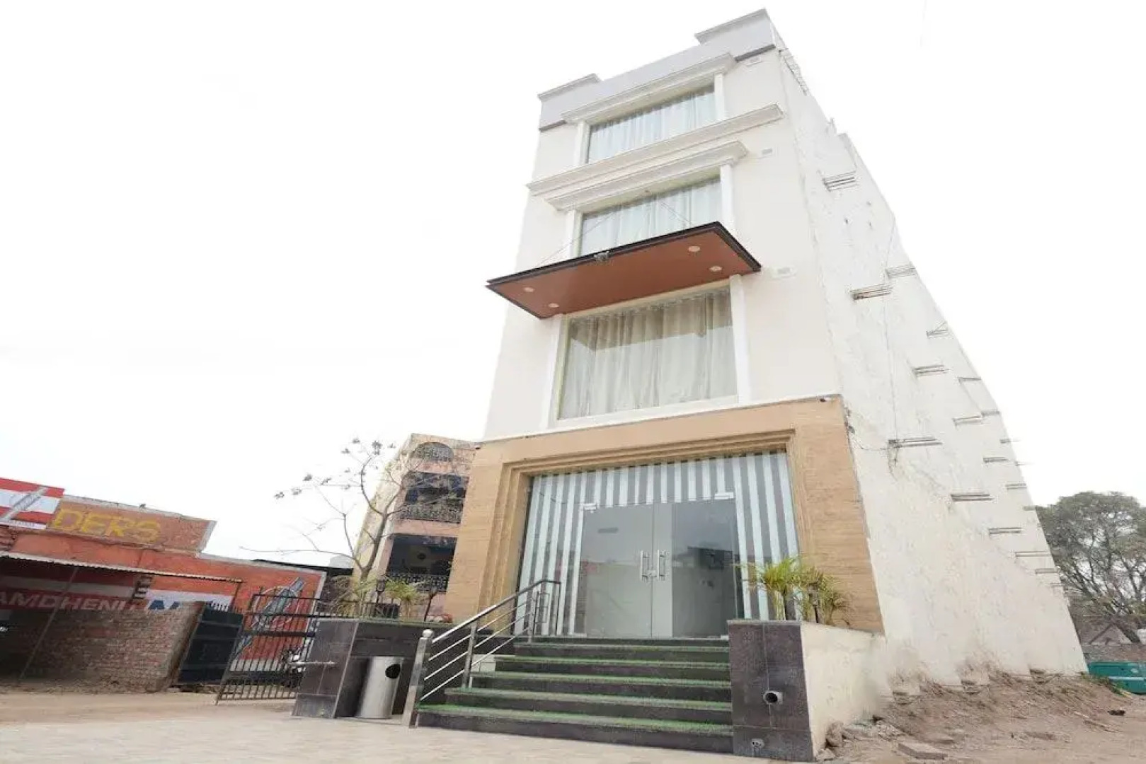 OYO 28282 Hotel J J Crown