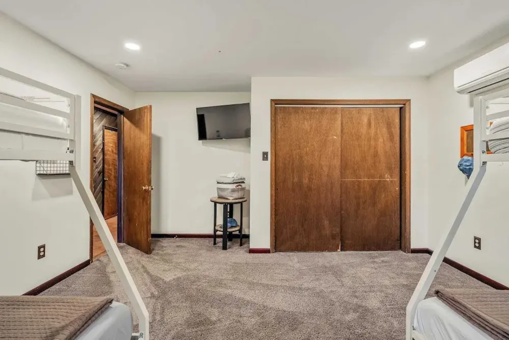 Sky View Chalet by Avantstay Stunning Interior, Spacious Deck, Hot Tub, & View