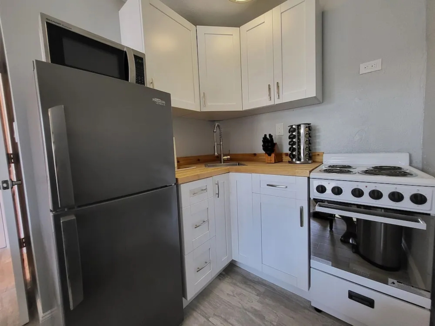 Barefoot Mailman Inn & Suites