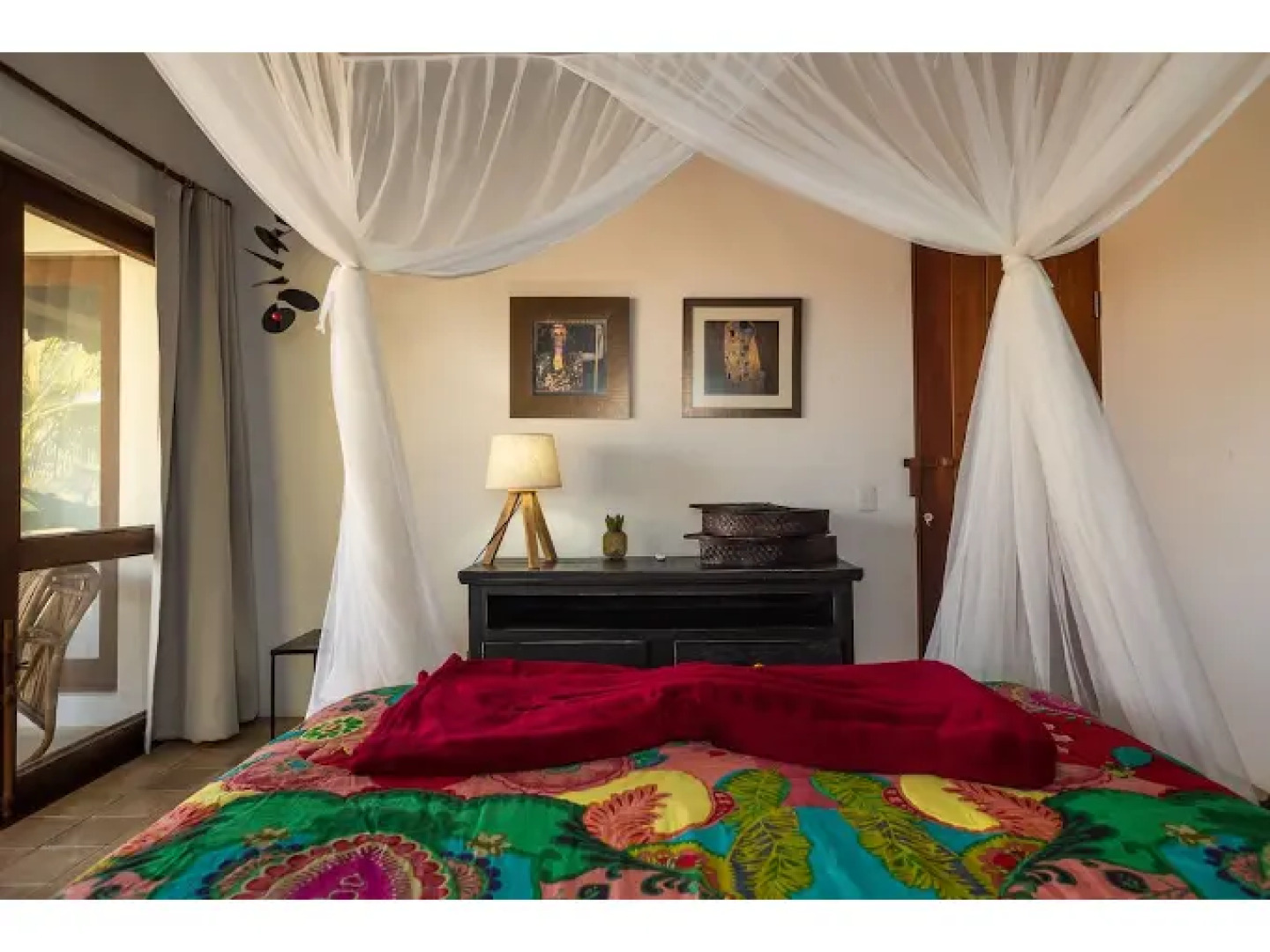 Vila do Outeiro em frente a praça da igreja