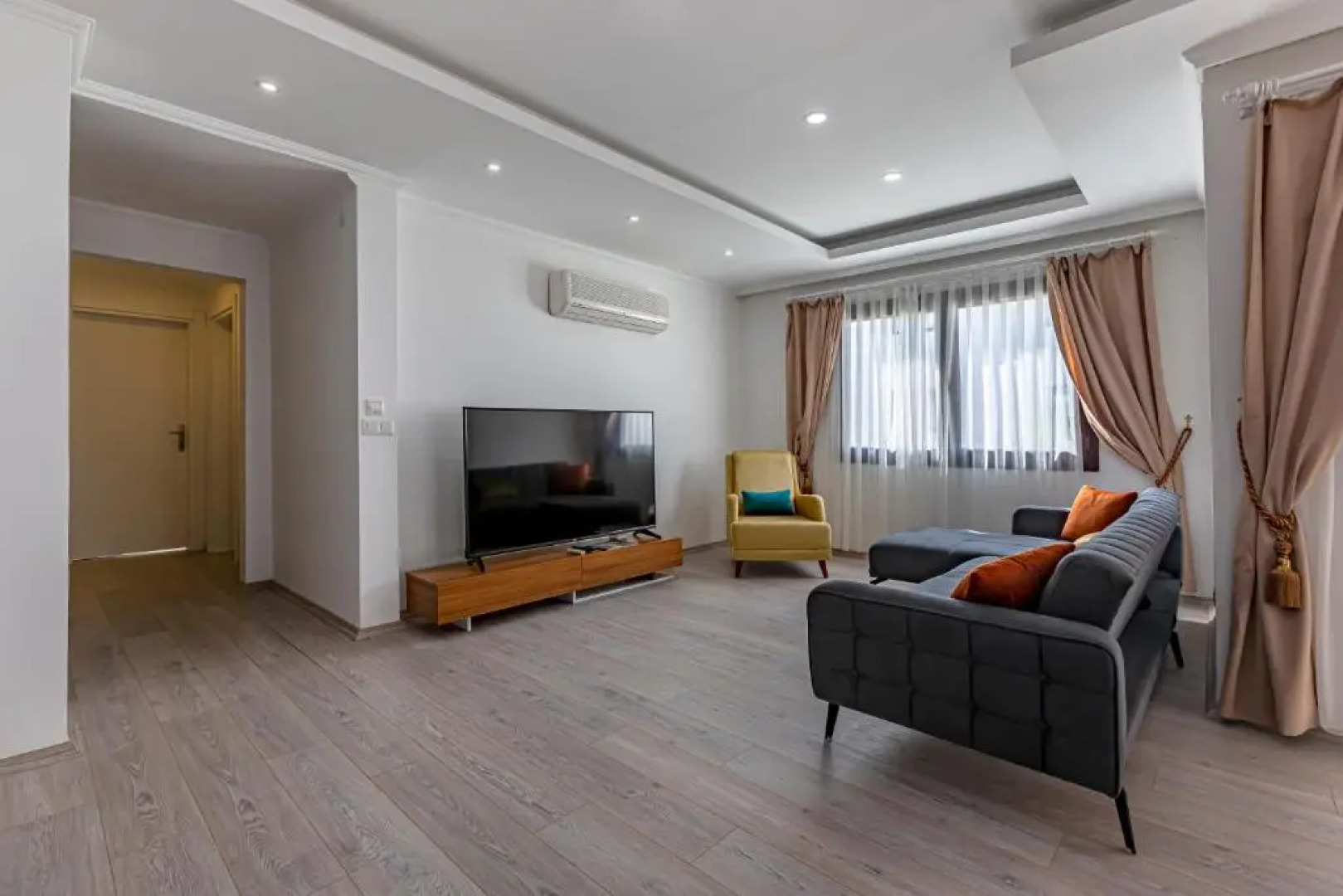 Cozy 2 Bedroom Apartment