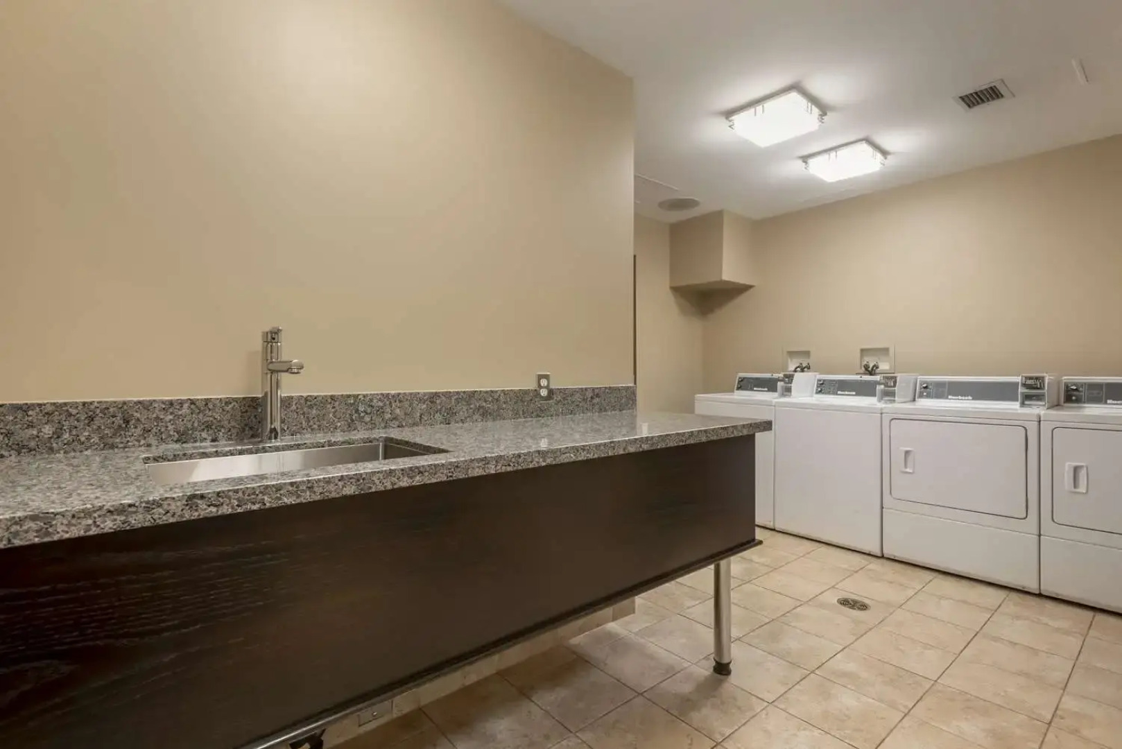 Best Western Plus Baker Street Inn