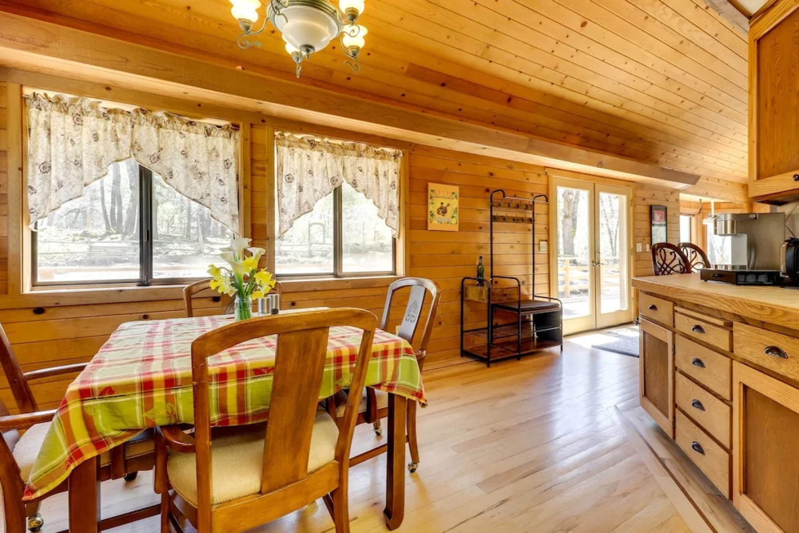 Welcoming Cole Ridge Chalet in Kelseyville!