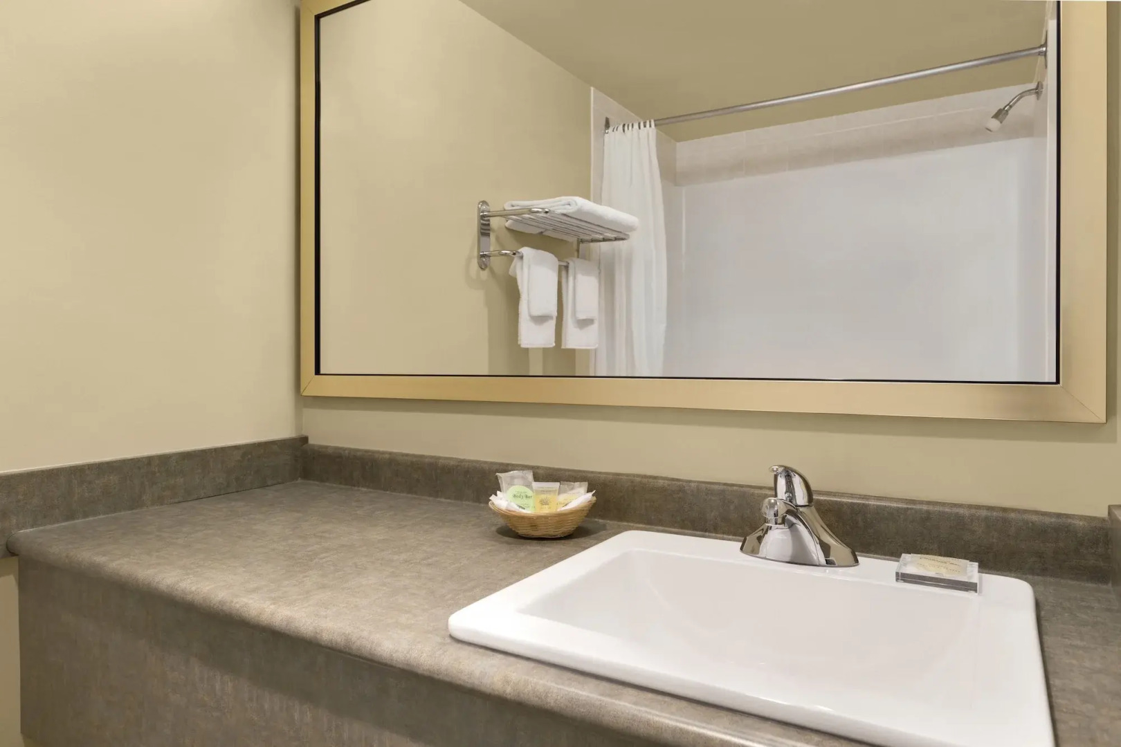 Colonial Square Inn & Suites