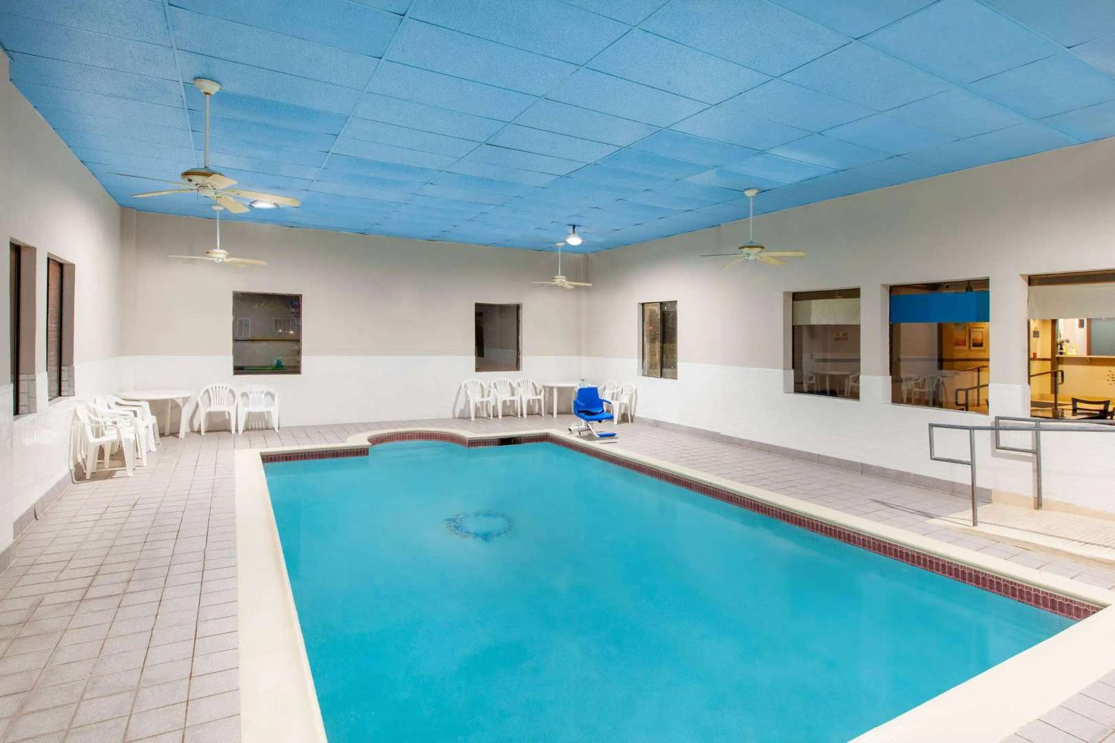 Days Inn & Suites by Wyndham Webster NASA-ClearLake-Houston