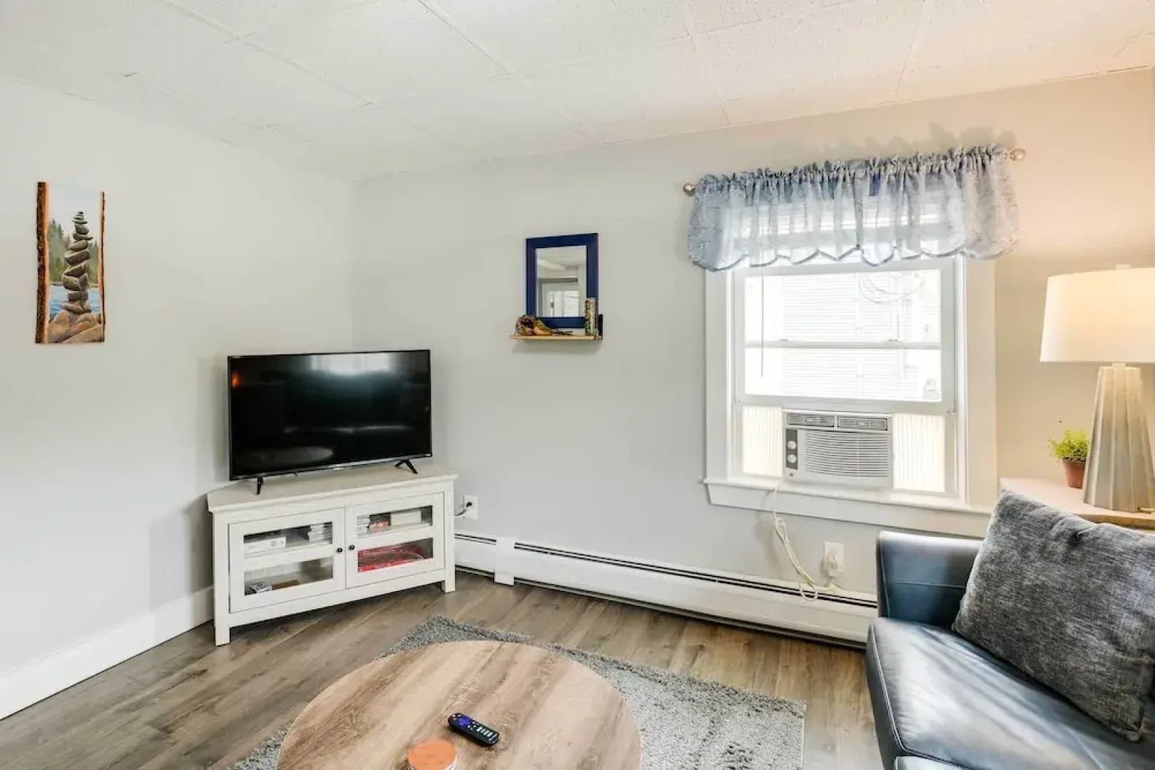 Chic & Central Apartment ~ 6 Mi to Sebec Lake!