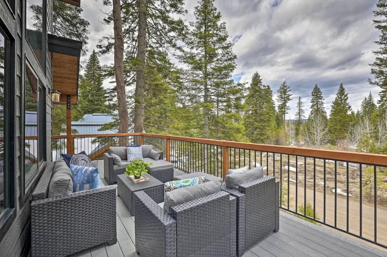 Sled Hill & Hot Tub Access: Mccall Family Cabin!