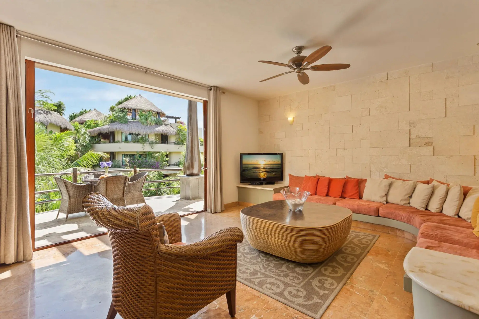 El Taj Oceanfront & Beachside Condo Hotel