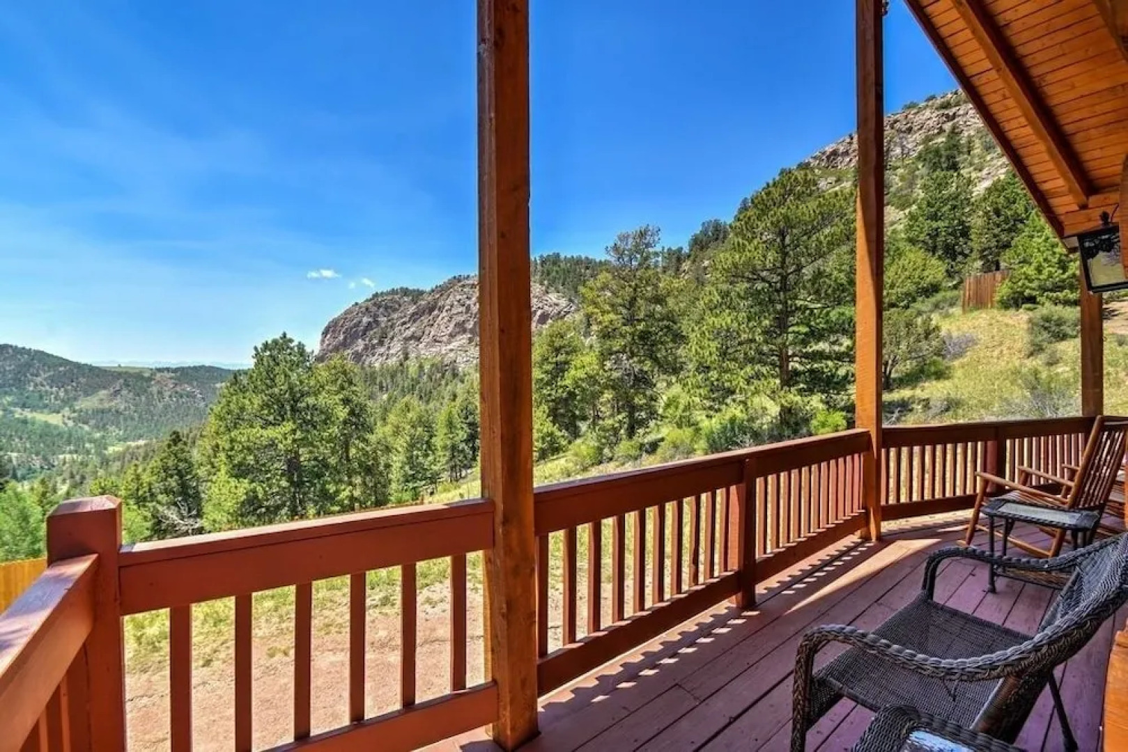 Secluded W/ Game Room & Huge Wraparound Deck 3 Bedroom Cabin
