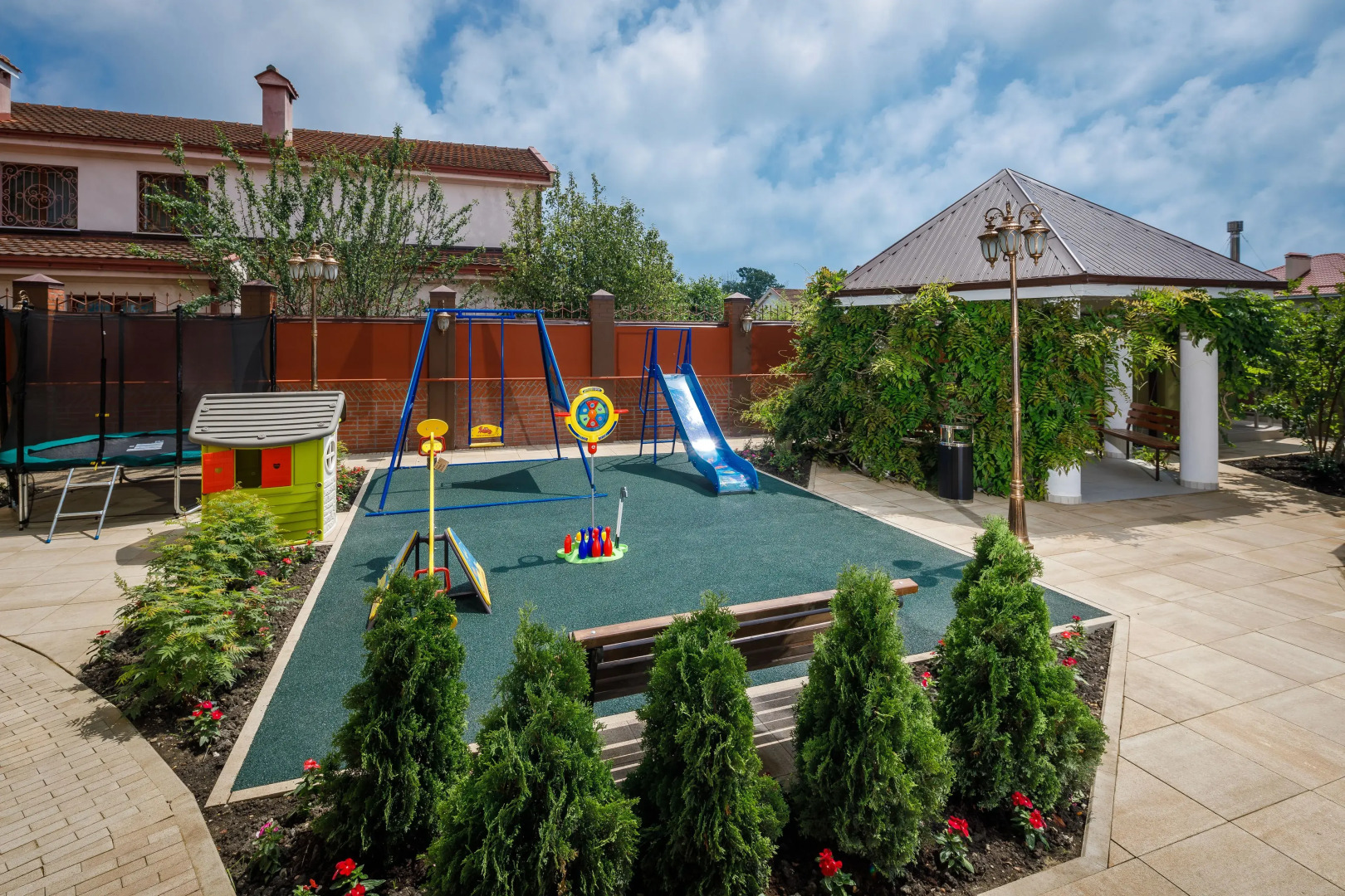 Mini-Hotel Biography