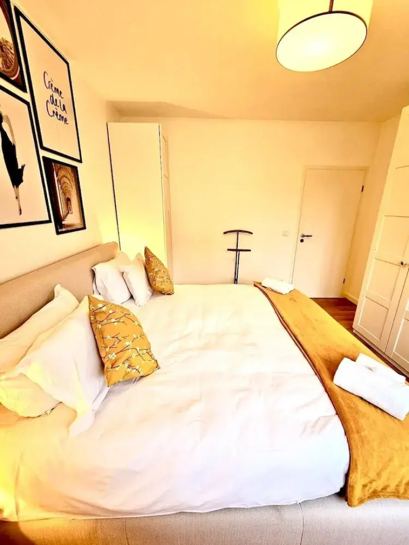 Bright 2 bedrooms flat w parking&balcont