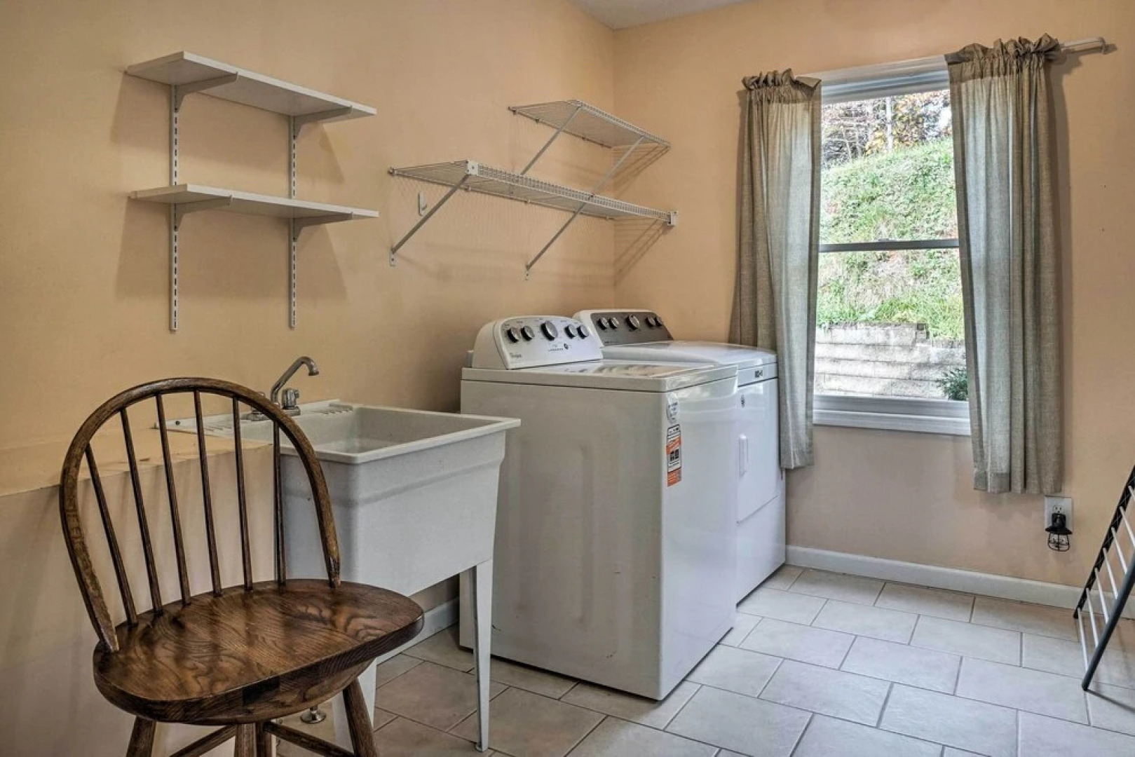 Hiawassee Cabin w/ Mtn Views < 1 Mi to Lake!