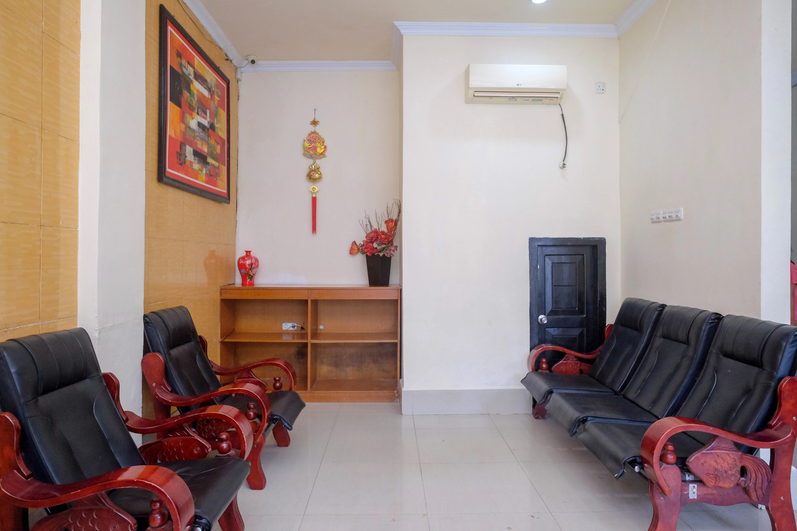 RedDoorz @ Hotel Rich Parepare near Pantai Mattirotasi