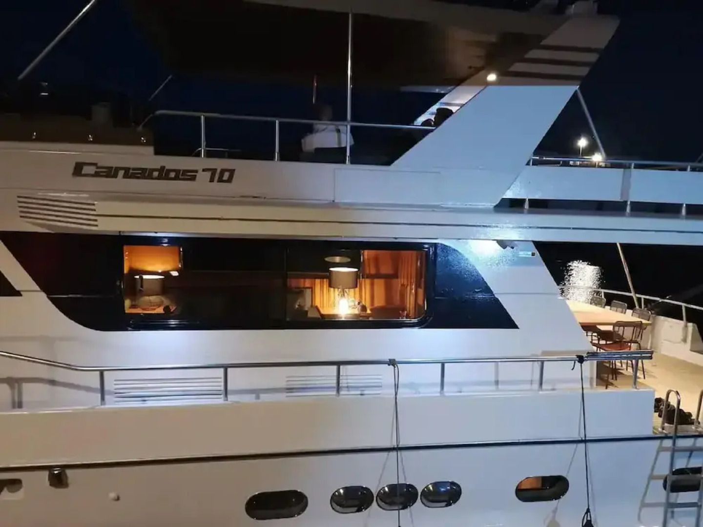 Attractive Yacht With Roof Terrace