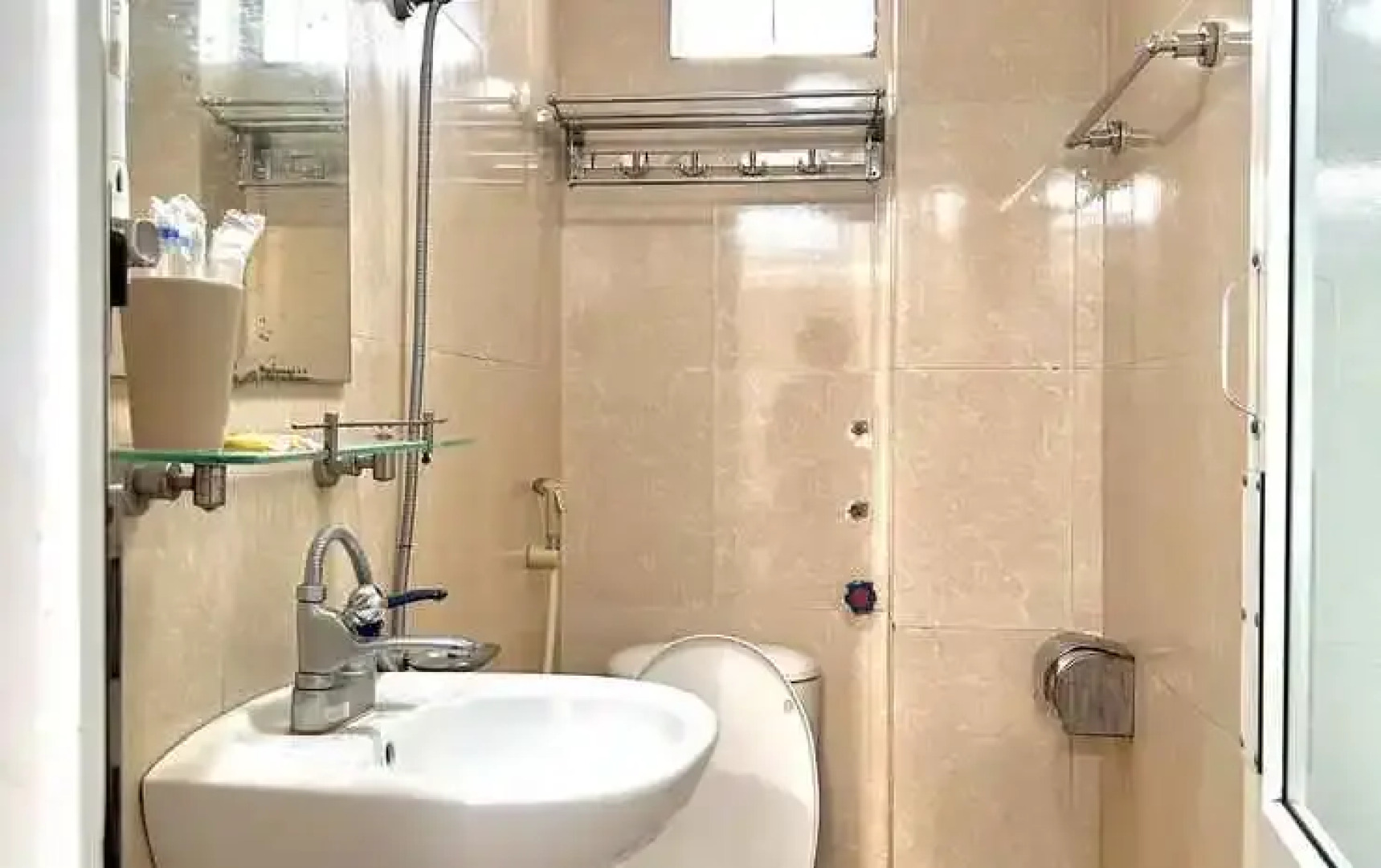 Frontier Hostel & Tours