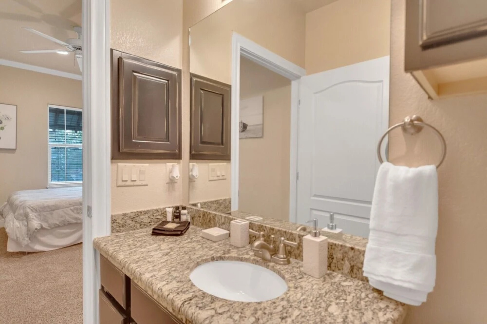 New! Stunning Apartment Just 1 Mile From Kyle!