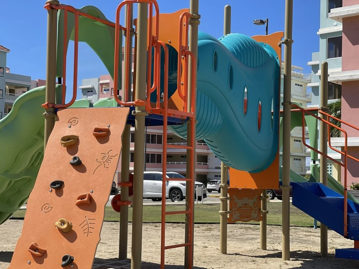 Beach condo with Pool and Ocean View