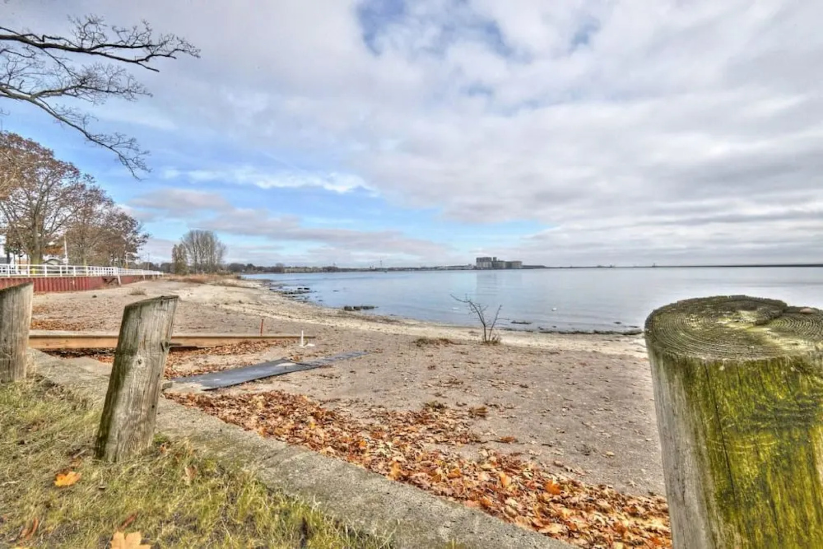 Exclusive Waterfront Beach House Retreat